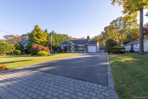 8 Tulip Ct, Moriches, NY, 11955-1900 | Card Image
