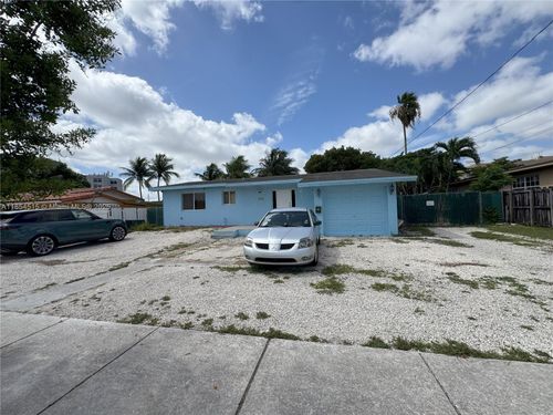 490 W 53rd St, Hialeah, FL, 33012-2520 | Card Image