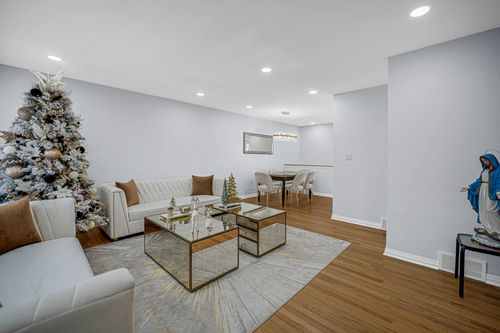 7313 Lyons St, Morton Grove, IL, 60053-1112 | Card Image