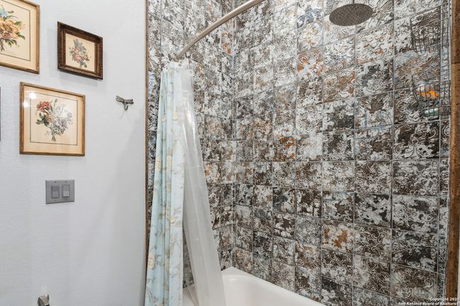 381 Camino Primero, House other with 3 bedrooms, 2 bathrooms and null parking in Leakey TX | Image 24