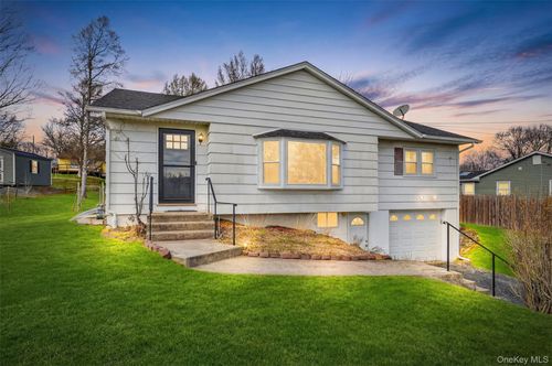 19 Valewood Dr, New Windsor, NY, 12553-7438 | Card Image