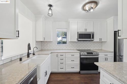 204 Pebblecreek Ct, Martinez, CA, 94553-6806 | Card Image