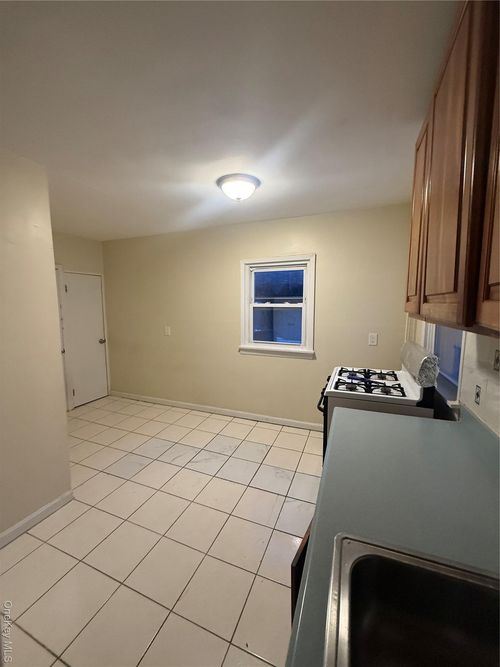 1st-33 Kingston Ave, Floral Park, NY, 11001-3517 | Card Image