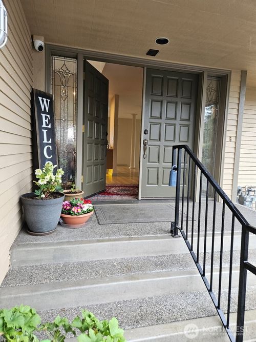 61 Leschi Dr, Steilacoom, WA, 98388-1525 | Card Image