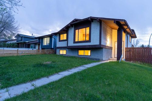 1132 Berkley Dr Nw, Calgary, AB, T3K1E4 | Card Image