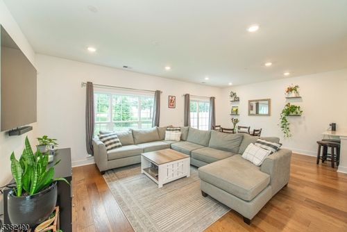 69 Veterans Pl, Whippany, NJ, 07981-1153 | Card Image