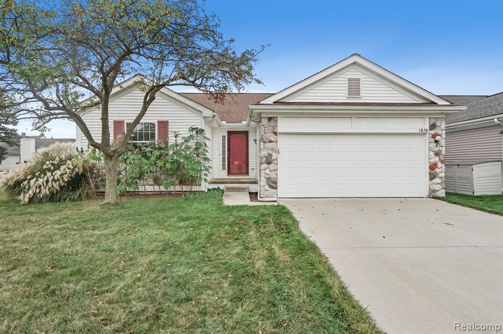 Alexander Dr, Westland, MI 48186