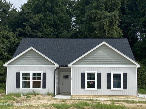 105 Chester Pl, Pikeville, NC, 27863-8143 | Card Image