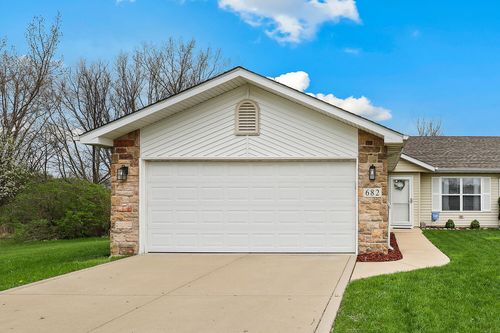 682 W 76th Ave, Merrillville, IN, 46410-4728 | Card Image
