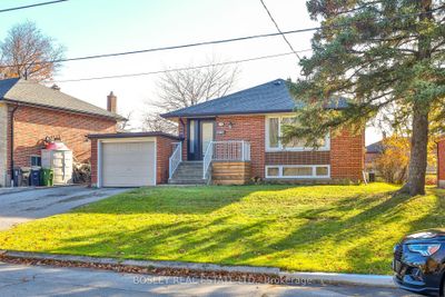 111 Camborne Ave, House other with 3 bedrooms, 2 bathrooms and 5 parking in North York ON | Image 2