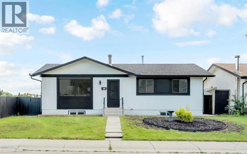 951 Maitland Way Ne, Calgary, AB, T2A5M8 | Card Image