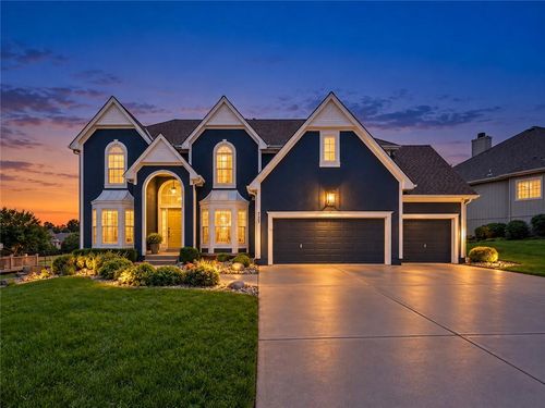 725 Sw Winterwalk Ln, Lee's Summit, MO, 64081-2677 | Card Image