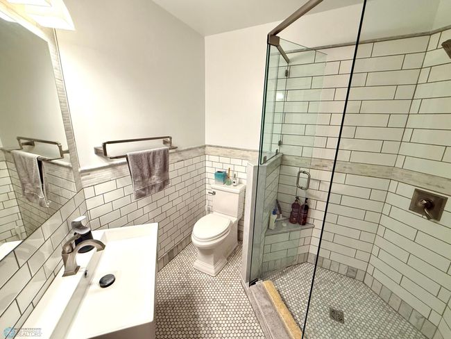 Main floor bathroom | Image 22