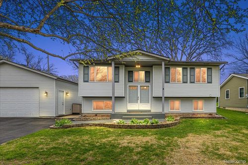 490 Glenn Ct, Lake Orion, MI, 48362-3326 | Card Image