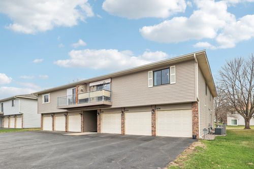 3276 Greenbrier Street, Vadnais Heights, MN, 55127 | Card Image