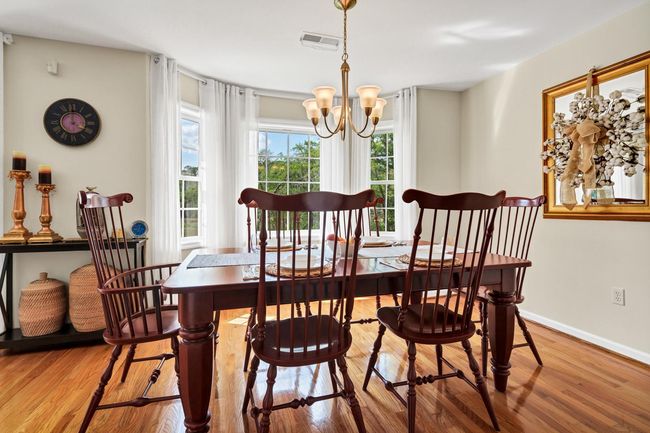 dining area | Image 12