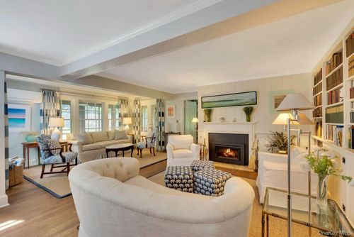 90 Old Depot Rd, Quogue, NY, 11959-4254 | Card Image