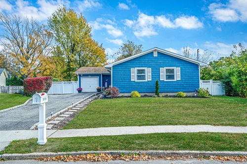 7 Hester Ln, Ronkonkoma, NY, 11779-5703 | Card Image