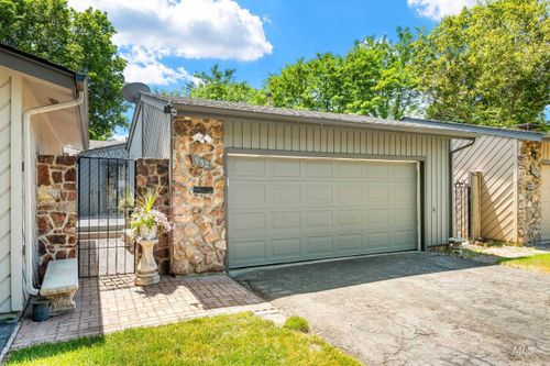 952 N Camelot Dr, Boise, ID, 83704-8603 | Card Image