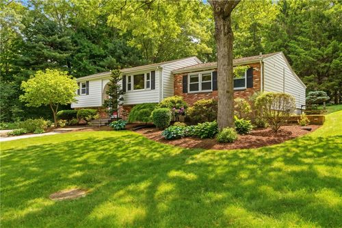8 Ledgemont Dr, Lincoln, RI, 02865-3803 | Card Image