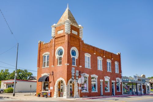 101 W Pearl St, Granbury, TX, 76048-2457 | Card Image