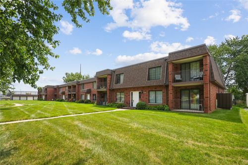 45-5715 Golden Ct Ne, Cedar Rapids, IA, 52402-1353 | Card Image