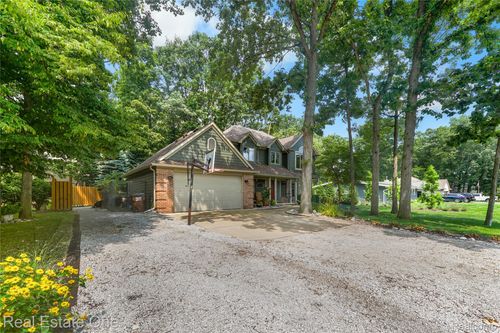 8745 Birchwood Dr, Newport, MI, 48166-9333 | Card Image