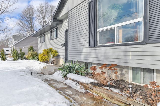 27 Thurlow Queen St, House other with 4 bedrooms, 1 bathrooms and 2 parking in Plainfield ON | Image 4
