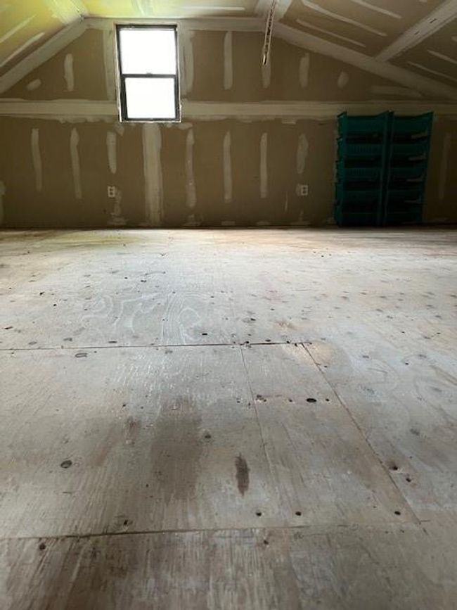 Space above the garage | Image 5