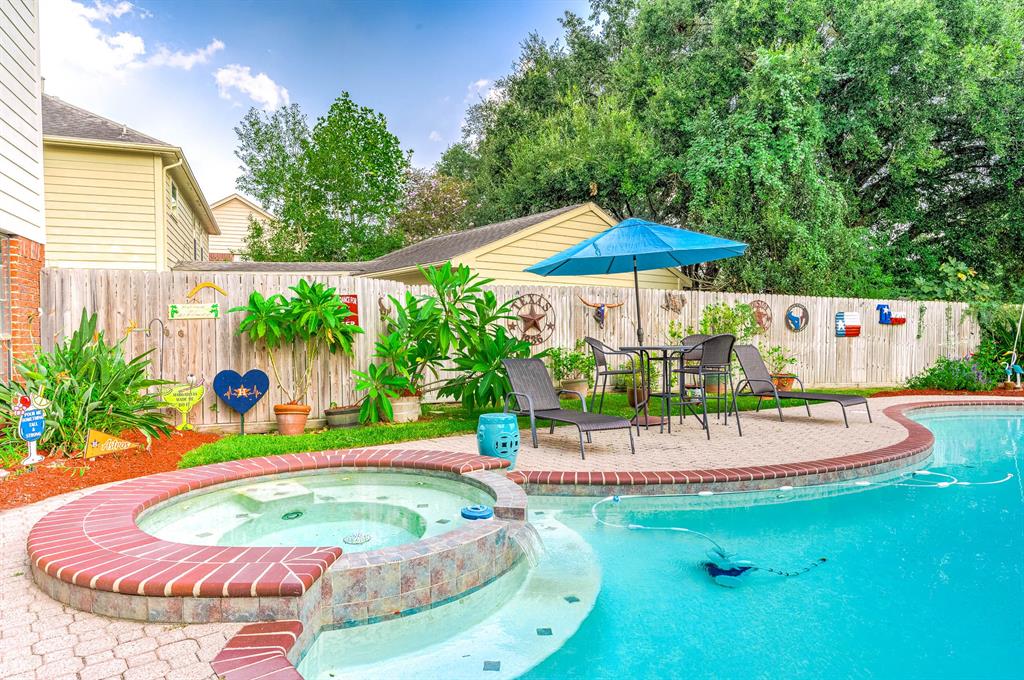 Redwood Falls Dr, Pasadena, TX 77505