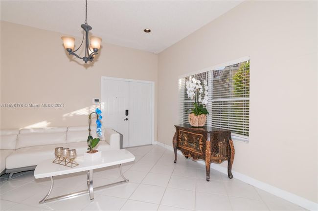 885 - 885 Tanglewood Cir, House other with 3 bedrooms, 2 bathrooms and null parking in Weston FL | Image 26