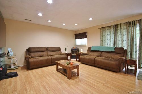 4 Ivy Pl, Hartsdale, NY, 10530-2105 | Card Image