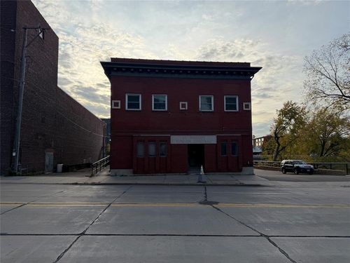 8 S Farwell St, Eau Claire, WI, 54701-3716 | Card Image