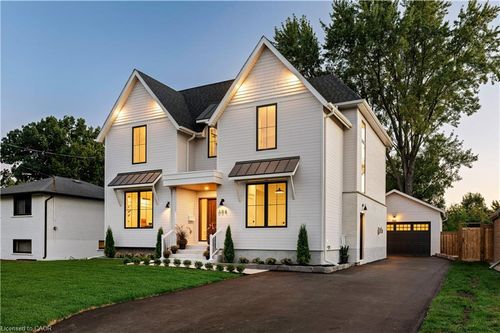 684 Peele Blvd, Burlington, ON, L7R3B9 | Card Image