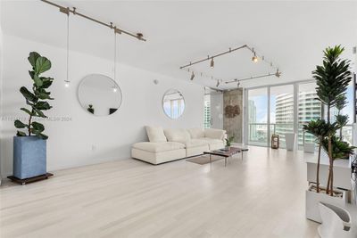 1606 - 450 Alton Rd, Condo with 2 bedrooms, 2 bathrooms and null parking in Miami Beach FL | Image 2