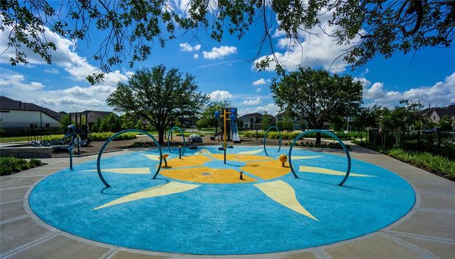 Residents can enjoy their day splashing or lounging in the pool or splashpad! | Image 24
