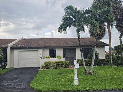 15725 Bottlebrush Cir, Home with 2 bedrooms, 2 bathrooms and null parking in Delray Beach FL | Image 1