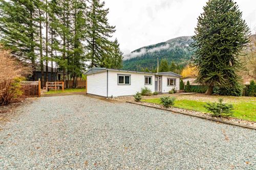 411 Emerald Avenue, House other with 3 bedrooms, 2 bathrooms and 6 parking in Harrison Hot Springs BC | Card Image