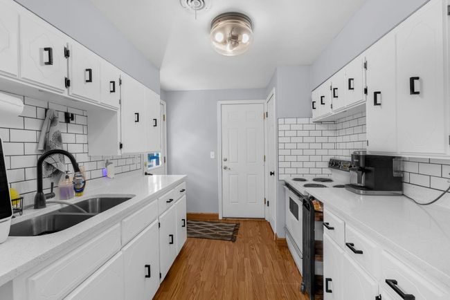 29_11908_James_Rd_Hopkins_MN_55343_USA-Kitchen-HT8A1408.JPG | Image 16
