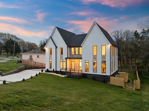 819 Davidson Dr, Nashville, TN, 37205-1052 | Card Image