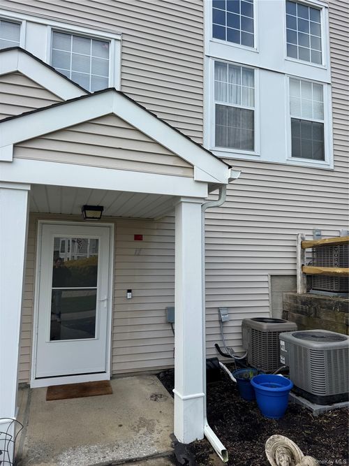 17 The Knls, Warwick, NY, 10990-4204 | Card Image