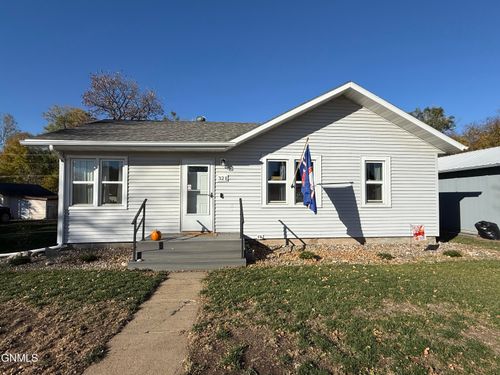 321 2nd Ave Ne, Beulah, ND, 58523-6614 | Card Image