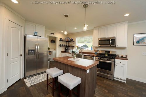 28 Crescent Dr, Scott Depot, WV, 25560-7088 | Card Image
