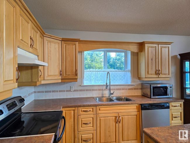 492 Stanley Close, House other with 5 bedrooms, 3 bathrooms and null parking in Spring Lake AB | Image 4
