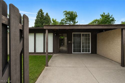 37 Greenfield Ct, Berea, OH, 44017-2742 | Card Image