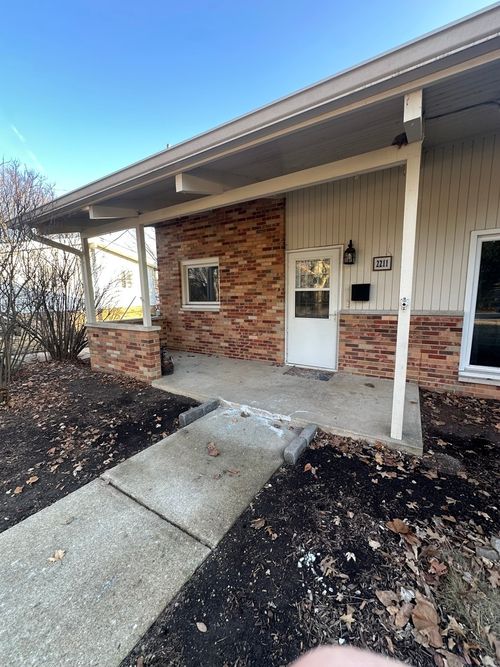 2211 Benjamin Ln, Bloomington, IL, 61701-5918 | Card Image