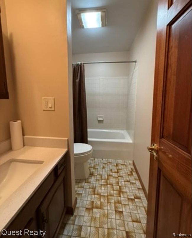 First Floor Main Bath | Image 24