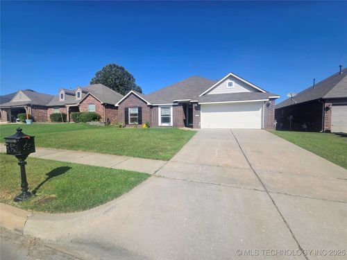 600 E Fargo St, Broken Arrow, OK, 74012-8880 | Card Image