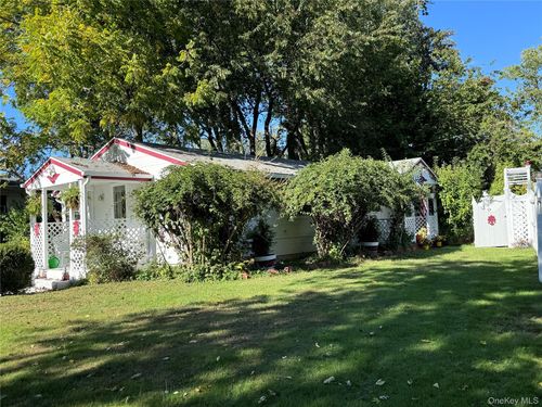 8 Blackberry Ln, Huntington, NY, 11743-1906 | Card Image