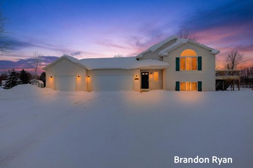 2050 Stag Ct, Cedar Springs, MI, 49319-8176 | Card Image